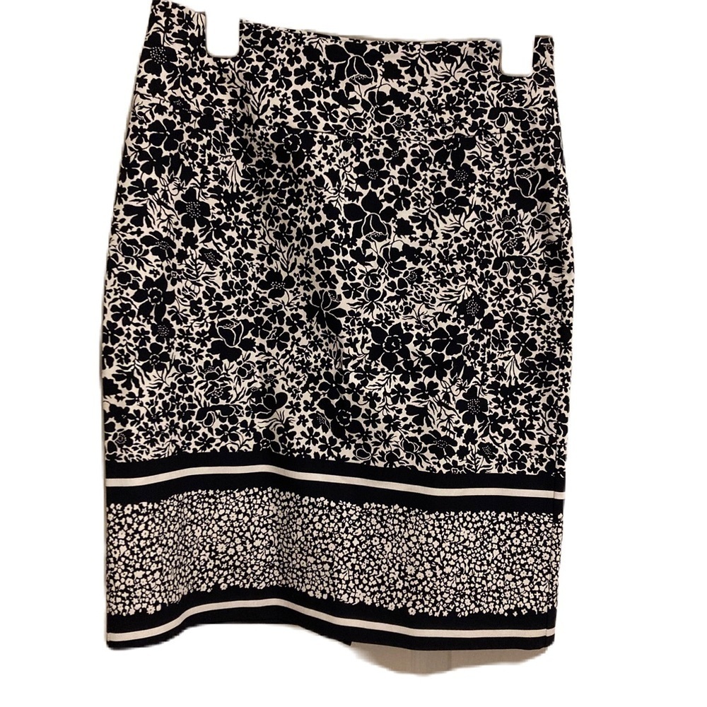 Margaret M Black and White Floral Pencil Skirt Sz. Medium NWOT